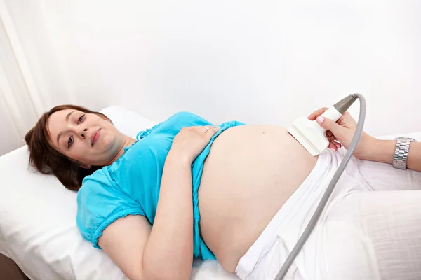 Těhotná žena u gynekologa — Stock fotografie
