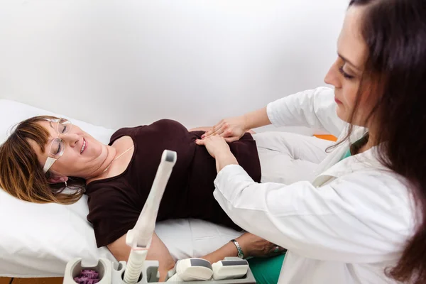 Gynaecoloog onderzoekt volwassen vrouw — Stockfoto