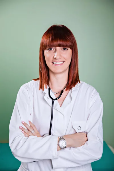 Medico donna con le braccia incrociate — Foto Stock