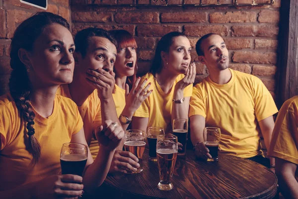 Sport fans i pub — Stockfoto