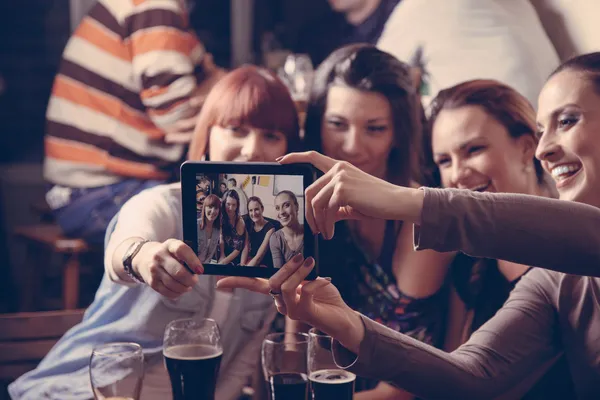 Unga glada vänner på pub — Stockfoto