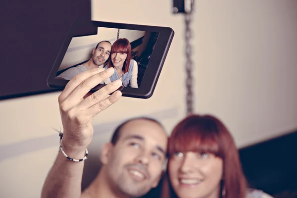 Jeune couple joyeux dans le pub — Photo