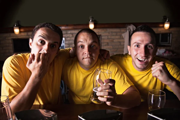 Vrienden kijken favoriete team van bar — Stockfoto