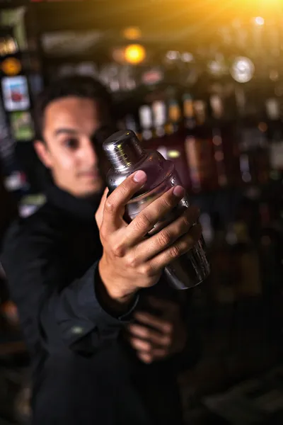 Barman v hospodě — Stock fotografie