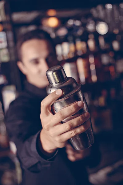 Barman v hospodě — Stock fotografie