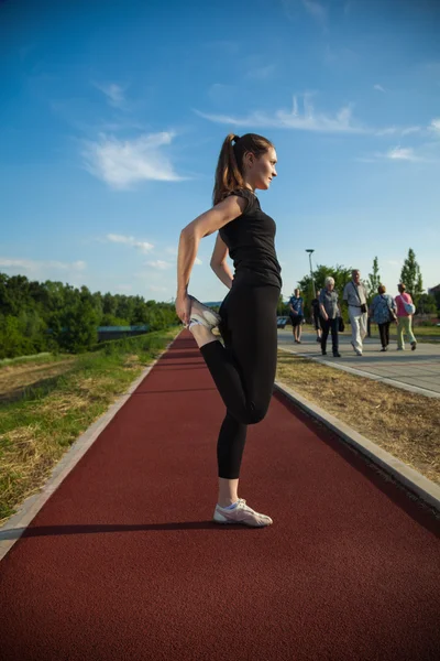 Ung flicka stretching — Stockfoto