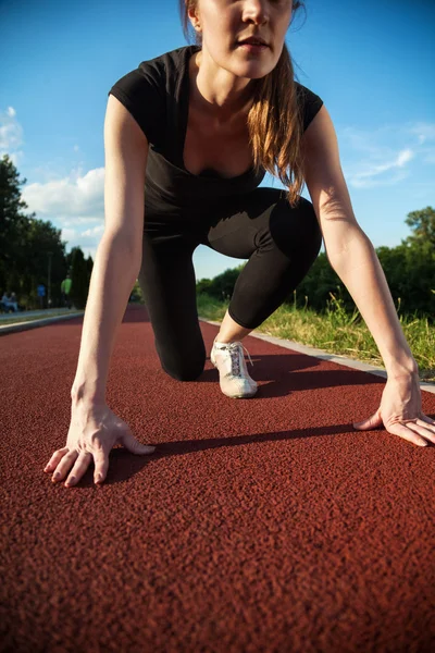 Vrouw op jogging track — Stockfoto