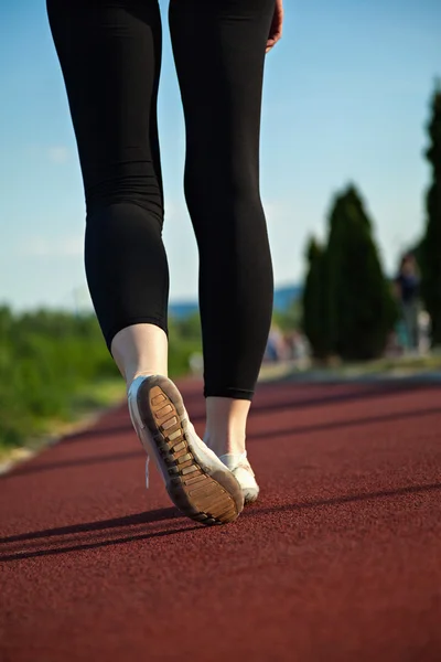 Vrouwelijke fitness schoenen tijdens de training — Stockfoto