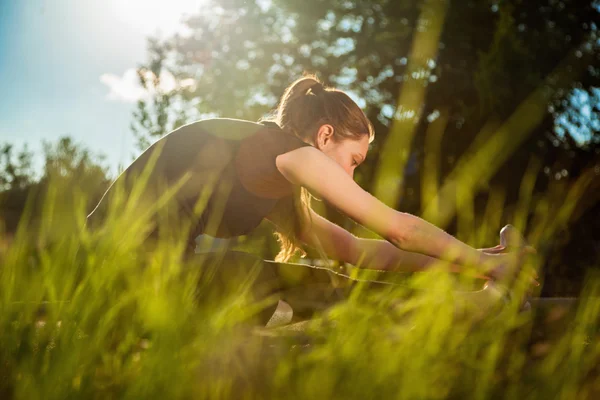 Ung flicka stretching — Stockfoto