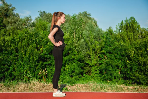 Vrouw op jogging track — Stockfoto