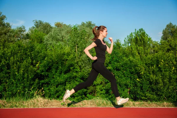 Vrouw op jogging track — Stockfoto