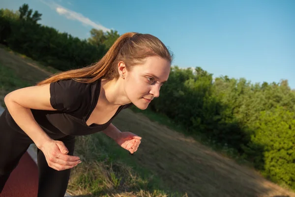 Vrouw op jogging track — Stockfoto