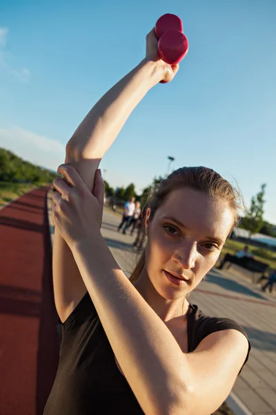 Junge Frau trainiert — Stockfoto