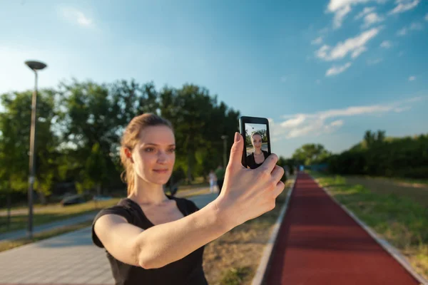 Kadın atlet alarak selfie — Stok fotoğraf