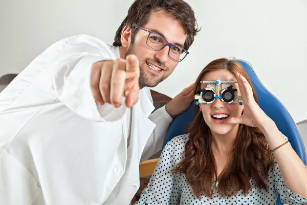 Van een optometrist geven vrouw oog onderzoek Stockfoto