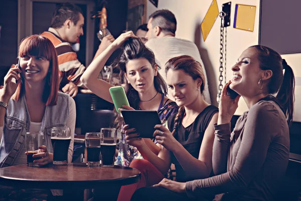 Jonge vrolijke vrienden in pub Rechtenvrije Stockfoto's