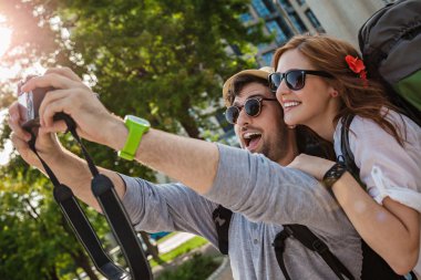 iki turist selfie alarak