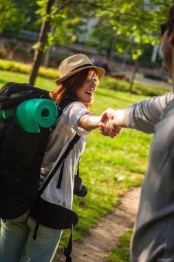 turist ile el ele tutuşarak sırt çantaları