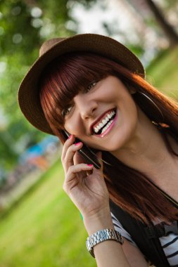 turist kızla konuşan akıllı telefon