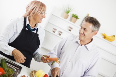 Olgun çift birlikte pişirme