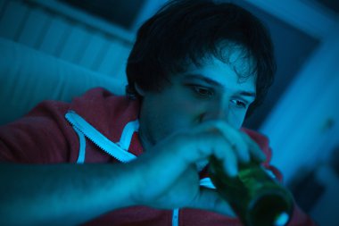 adam televizyon izlerken ve bira içmek