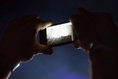 Smartphone ile konser sırasında fotoğraf çekmek.