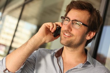 yakışıklı adam telefon sohbet