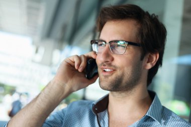 yakışıklı adam telefon sohbet