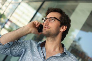 yakışıklı adam telefon sohbet