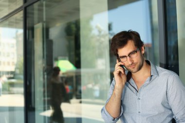 yakışıklı adam telefon sohbet