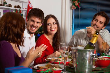 insanlar, birlikte Noel yemeği için toplayın