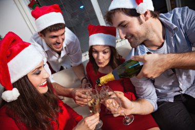 Yeni yıl arifesinde şampanya içmek insanlar