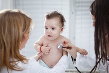 Doktor muayene bebek