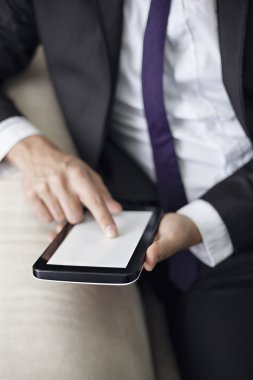 Dijital tablet kullanan adam