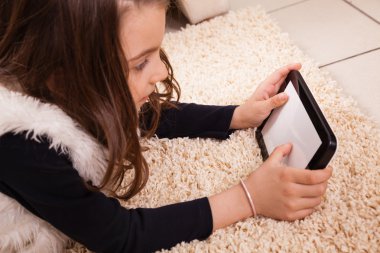 Dijital tablet kullanan küçük kız