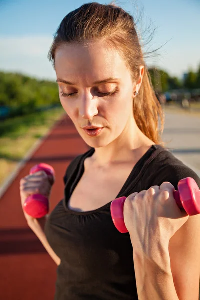 Jonge vrouw uit te werken — Stockfoto