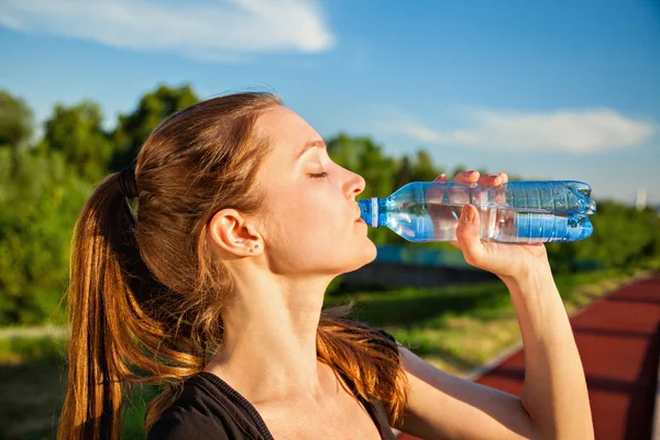 Woman Dinking Water — Stock Photo, Image