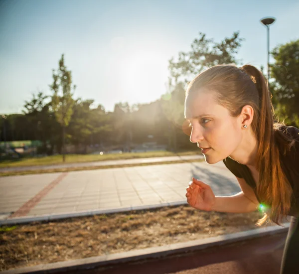 Mulher em pista de corrida — Fotografia de Stock