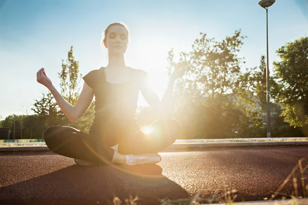 瞑想を行う若い女性 — ストック写真