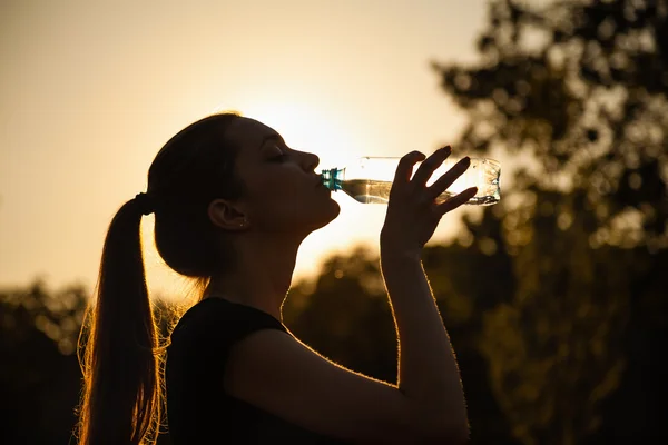 Žena pro vysekávání voda — Stock fotografie