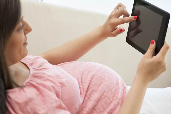 Zwangere jonge vrouw — Stockfoto