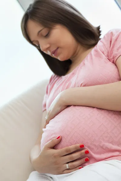 Mujer joven embarazada — Foto de Stock