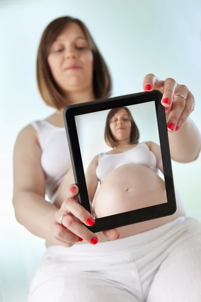 Hamile genç kadın — Stok fotoğraf