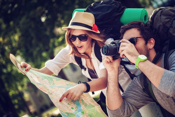 Touristen besichtigen Stadt — Stockfoto