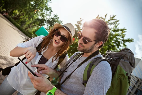 Turistas usando tablet digital — Fotografia de Stock