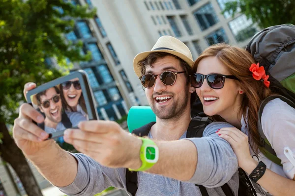 Dos turistas tomando selfie —  Fotos de Stock