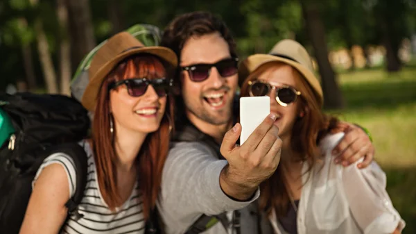Üç turist selfie alarak — Stok fotoğraf