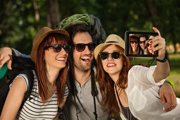 Três turistas tomando Selfie — Fotografia de Stock