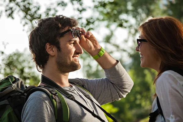 Turistas mirándose unos a otros — Foto de Stock