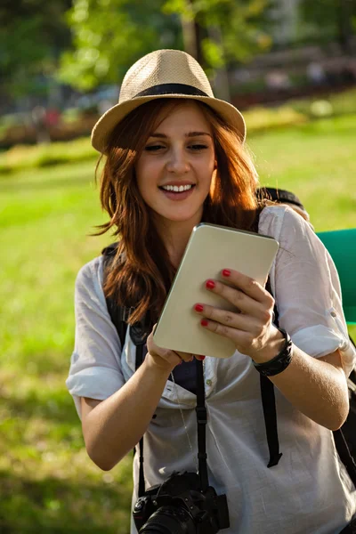 Turistické dívka pomocí digitálních tablet — Stock fotografie